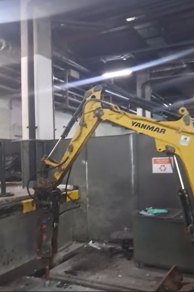 Escavadeira em operação interna