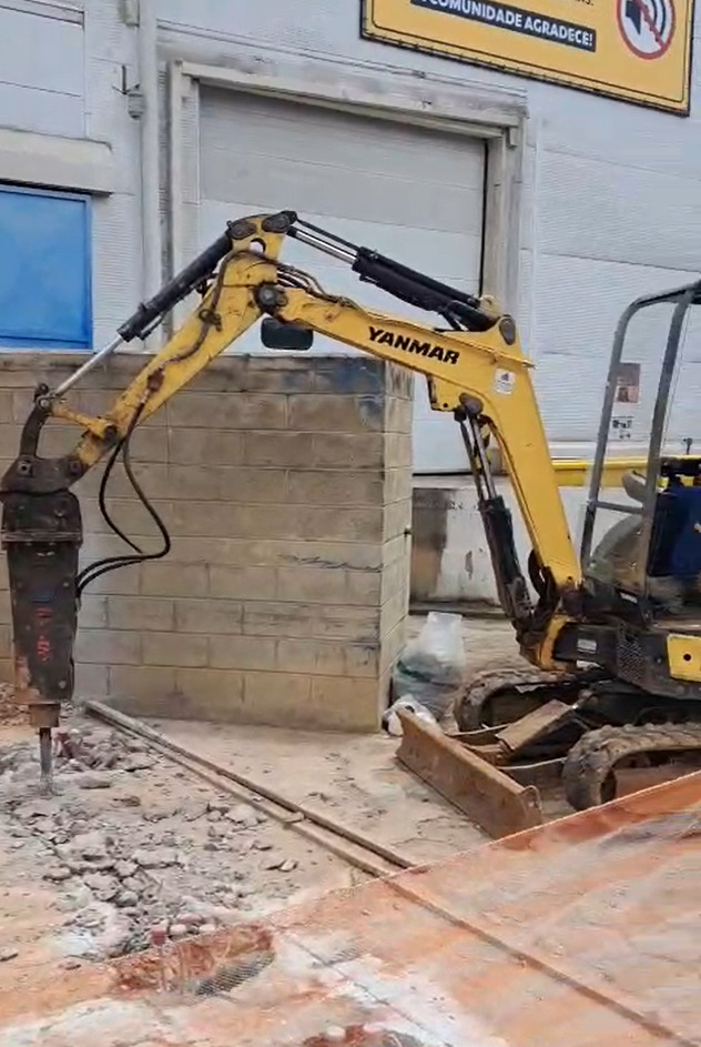 Demolição com escavadeira Yanmar