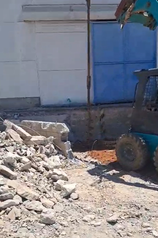 Remoção de entulho com Bobcat